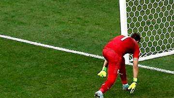 Fernando Muslera, portero de Uruguay, metió el esférico en su propia meta al trata de atajar un disparo de Griezmann