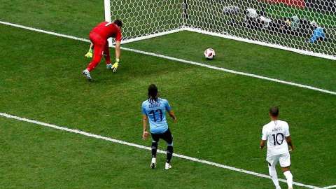 Fernando Muslera, portero de Uruguay, metió el esférico en su propia meta al trata de atajar un disparo de Griezmann