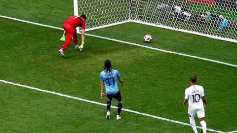 Fernando Muslera, portero de Uruguay, metió el esférico en su propia meta al trata de atajar un disparo de Griezmann