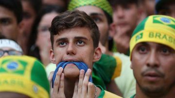 La afición de Brasil se lamenta tras la eliminación del Mundial de Rusia 2018