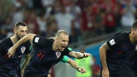La selección de Croacia volverá a usar su uniforme alternativo en la semifinal de Rusia 2018. (Foto: EFE/EPA/MOHAMED MESSARA)