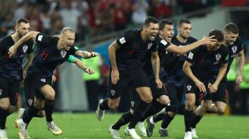 La selección de Croacia volverá a usar su uniforme alternativo en la semifinal de Rusia 2018. (Foto: EFE/EPA/MOHAMED MESSARA)
