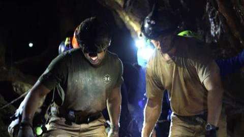 Un menor es trasladado en camilla hacia el interior de la cueva en Tailandia.