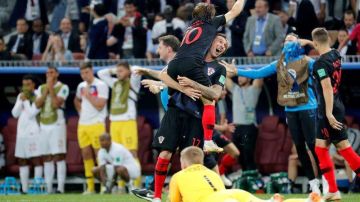 Mario Mandzukic celebra el gol del triunfo 2-1 de Croacia sobre Inglaterra