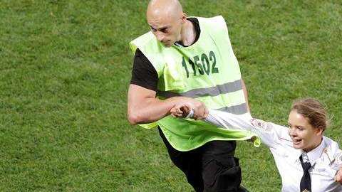 Una espontánea miembro de las Pussy Riot en el campo del Estadio Luzhnikí de Moscú.: EFE/Lavandeira Jr