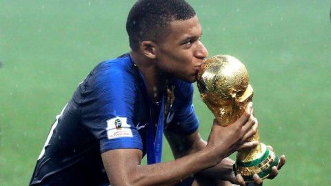 Mbappé besa la Copa del Mundo. EFE