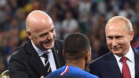 Putin con Mbappé en la premiación. EFE