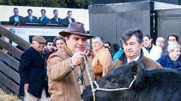 En Argentina presentaron a "Mbappé", un toro de un año y diez meses y 920 kilos de peso. (Foto: EFE/Sociedad Rural Argentina)