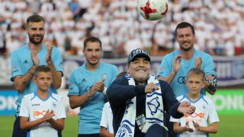El argentino Diego Maradona ya asumió su nuevo cargo con el FC Dinamo Brest. (Foto: EFE/Tatyana Zenkovich)