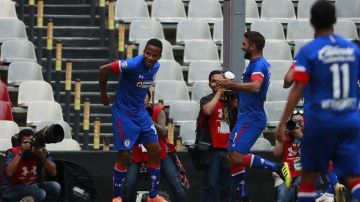 Cruz Azul celebrando uno de sus goles. EFE