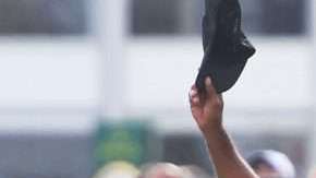 Tiger Woods se despide del British Open con la decepción de la derrota. (Foto: EFE/EPA/GERRY PENNY)