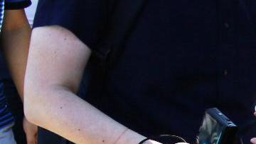 El herido dejó manchas de sangre en la acera de la embajada