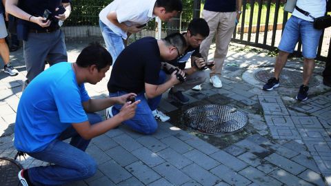 El herido dejó manchas de sangre en la acera de la embajada