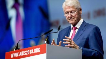 El expresidente estadounidense Bill Clinton pronuncia su discurso durante la XXII Conferencia Internacional sobre el Sida en Amsterdam, Holanda.
