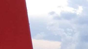 Personal de emergencias atiende a los heridos. EFE/CPCE