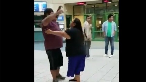 El momento del abrazo familiar