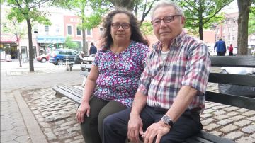 Los esposos Alicia y Luis Omar Morales, de 72 y 77 años, cumplieron los requisitos para hacerse ciudadanos.