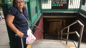 La abuela mexicana Georgina Luna, de 71 años, sufre al subir y bajar escaleras en el Subway.