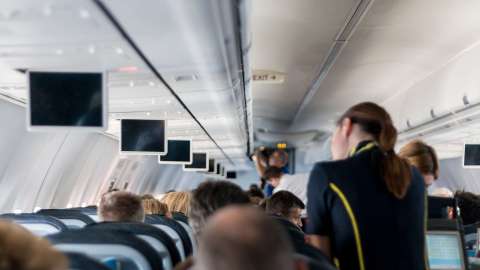 Los auxiliares de vuelo tienen sueldos promedio, pero pueden viajar gratis.
