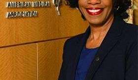 La primer mujer negra presidente de la Asociación Médica Americana.