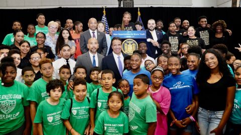 Andrew Cuomo junto a los asistentes al evento.