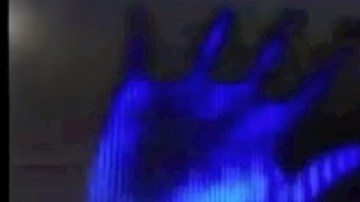 El bombero utiliza el seudónimo Andrew Raz y afirma que su piel se torna azul cuando contacta con extraterrestres.