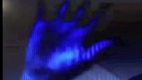 El bombero utiliza el seudónimo Andrew Raz y afirma que su piel se torna azul cuando contacta con extraterrestres.