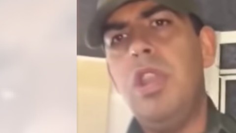 El agente pidió identificaciones a los pasajeros.