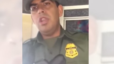 El agente pidió identificaciones a los pasajeros.