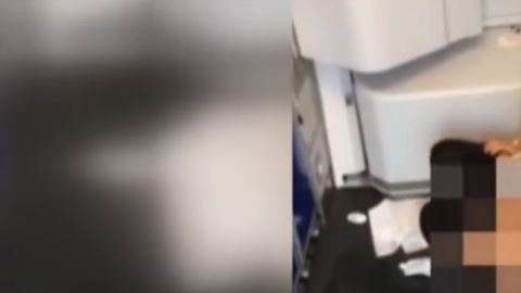 La mujer descaradamente se bajó la ropa interior para hacer del baño en uno de los pasillos.