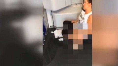 La mujer descaradamente se bajó la ropa interior para hacer del baño en uno de los pasillos.