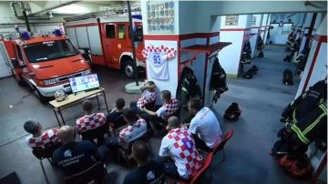 Los bomberos croatas observaban tranquilamente el partido, hasta que sonó la alarma