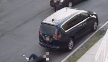 A la víctima se le ve tratando de cobijarse detrás de una minivan.