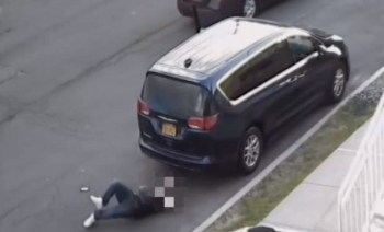 A la víctima se le ve tratando de cobijarse detrás de una minivan.