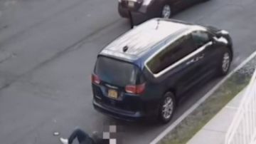 A la víctima se le ve tratando de cobijarse detrás de una minivan.