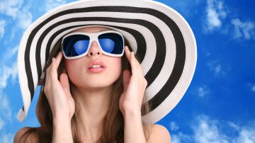 Lucir un amplio sombrero está entre las recomendaciones para defender el cabello de los dañinos rayos ultravioletas del sol.