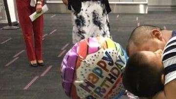 Padre e hijo finalmente juntos.