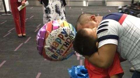 Padre e hijo finalmente juntos.