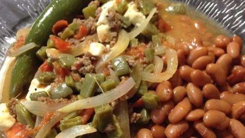 Una deliciosa comida mexicana, carne molida con nopales.