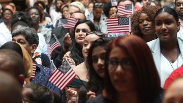 Nuevos ciudadanos de los EE.UU. juran en una ceremonia en la Biblioteca de la Ciudad de Nueva York durante el Dia de la Independencia.