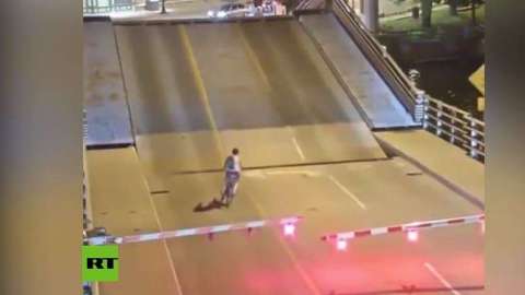 La ciclista cayó por una de la aberturas de puente.