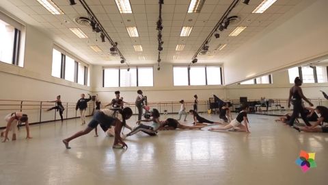 Clase de danza en la que varios estudiantes preparan sus audiciones.