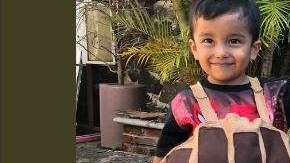 El pequeño Ricardo disfrazado de concha de chocolate.