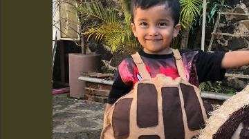 El pequeño Ricardo disfrazado de concha de chocolate.