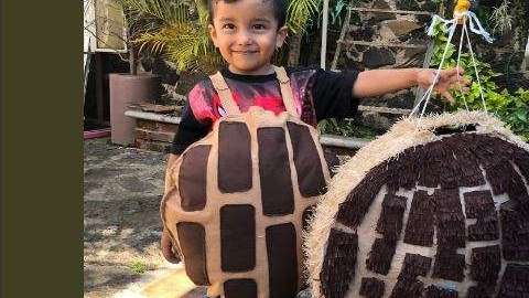 El pequeño Ricardo disfrazado de concha de chocolate.