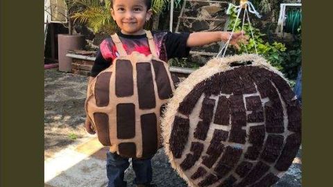 El pequeño Ricardo disfrazado de concha de chocolate.