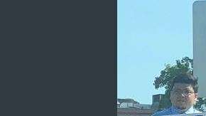 El joven repartiendo currículums en las calles de San José.