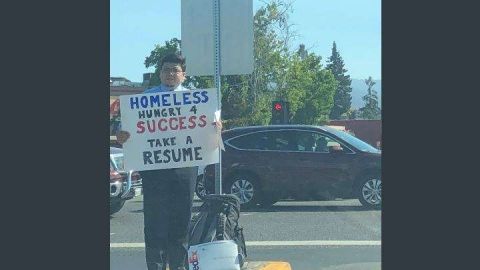 El joven repartiendo currículums en las calles de San José.