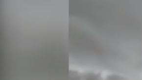 Se ve claramente una figura caminando entre las nubes.