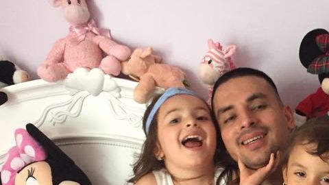Pablo Villavicencio en casa junto a sus hijas Luciana y Antonia tras ser liberado por ICE.